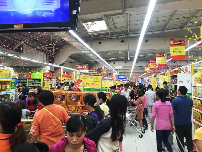 Chen chân đi siêu thị mua sắm dịp nghỉ lễ ảnh 1